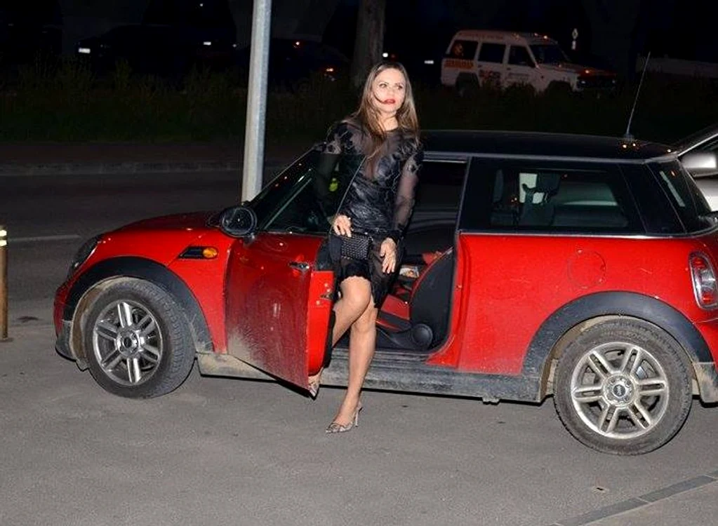 
    Gabi a ales o rochie lila, mulată, din dantelăFoto: Alex Muscaliu  
