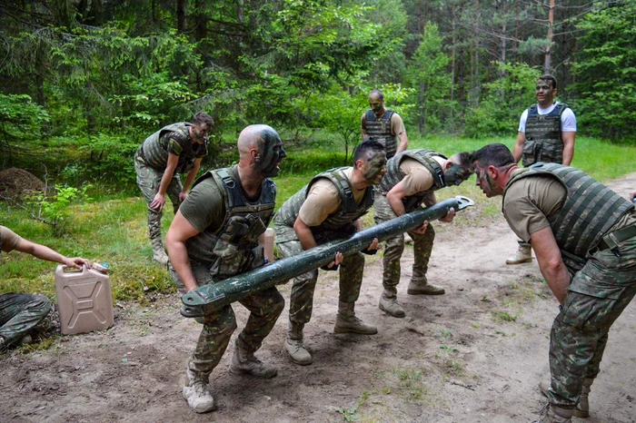 ”Scorpionii albaștri” au cărat 5,2 km o bară metalică de 40 kg 