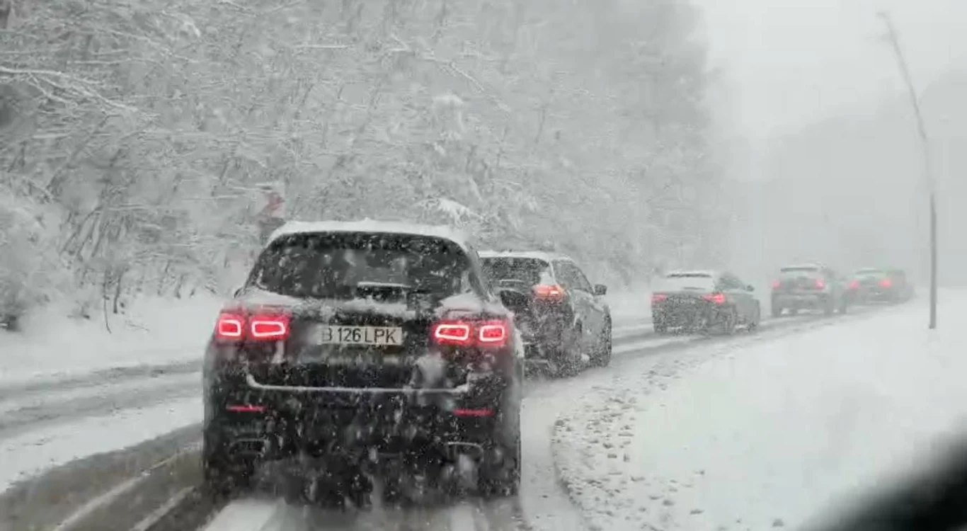 Viscol, ninsoare și drumuri blocate în România. DN 24C închis din cauza vântului puternic.