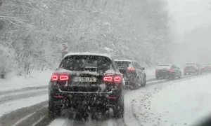 Mașini pe drumuri pline de zăpadă - ninsoare - iarnă în Poiana Brașov FOTO Meteoplus / Facebook 