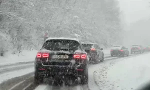 Mașini pe drumuri pline de zăpadă - ninsoare - iarnă în Poiana Brașov FOTO Meteoplus / Facebook 