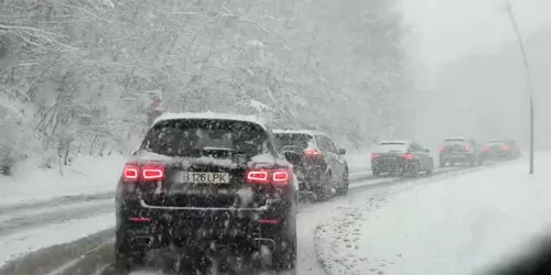 Mașini pe drumuri pline de zăpadă - ninsoare - iarnă în Poiana Brașov FOTO Meteoplus / Facebook