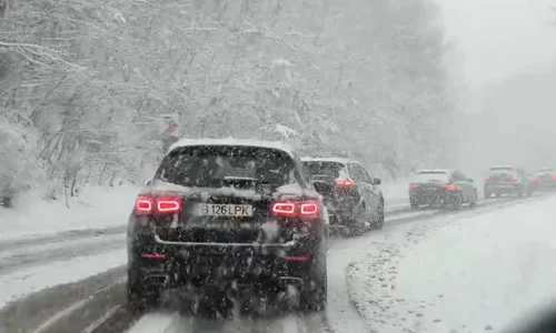 Mașini pe drumuri pline de zăpadă - ninsoare - iarnă în Poiana Brașov FOTO Meteoplus / Facebook