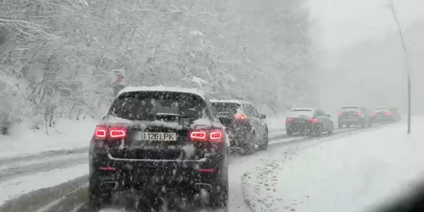 Mașini pe drumuri pline de zăpadă - ninsoare - iarnă în Poiana Brașov FOTO Meteoplus / Facebook 