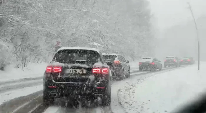 Viscol, ninsoare și drumuri blocate în România. DN 24C închis din cauza vântului puternic.