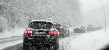 Mașini pe drumuri pline de zăpadă - ninsoare - iarnă în Poiana Brașov FOTO Meteoplus / Facebook