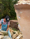 Demonstraţie de zidărie cu piatră şi mortar de var nisip oferită de echipa domnului inginer constructor Gabriel Tudor (foto: Alexandra Mihailciuc)