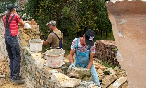 Demonstraţie de zidărie cu piatră şi mortar de var nisip oferită de echipa domnului inginer constructor Gabriel Tudor (foto: Alexandra Mihailciuc)