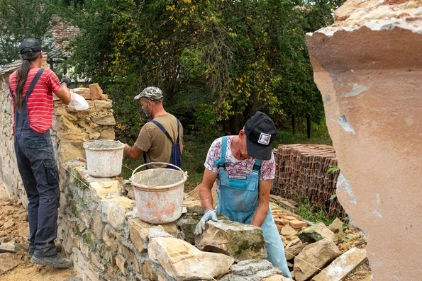 Demonstraţie de zidărie cu piatră şi mortar de var nisip oferită de echipa domnului inginer constructor Gabriel Tudor (foto: Alexandra Mihailciuc)