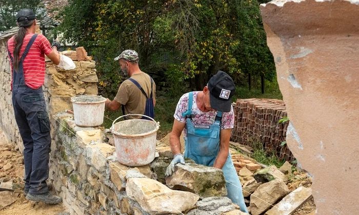 Demonstraţie de zidărie cu piatră şi mortar de var nisip oferită de echipa domnului inginer constructor Gabriel Tudor (foto: Alexandra Mihailciuc)