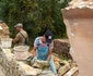 Demonstraţie de zidărie cu piatră şi mortar de var nisip oferită de echipa domnului inginer constructor Gabriel Tudor (foto: Alexandra Mihailciuc)