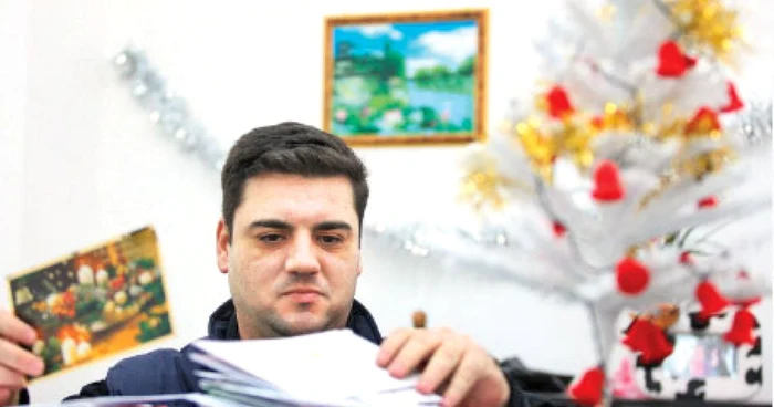 Lucian Someşan are de sortat, în fiecare an, mii de scrisori pentru cel mai darnic Moş