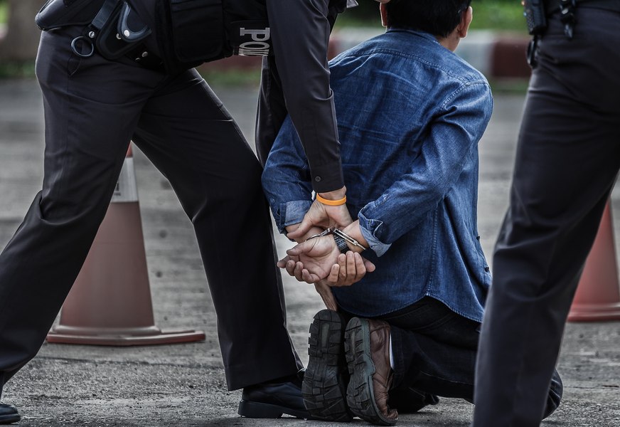 Anchetă la Poliţia Bihor după ce un agent a bruscat şi încătuşat un bărbat care a sunat la 112. Ce reclamase victima