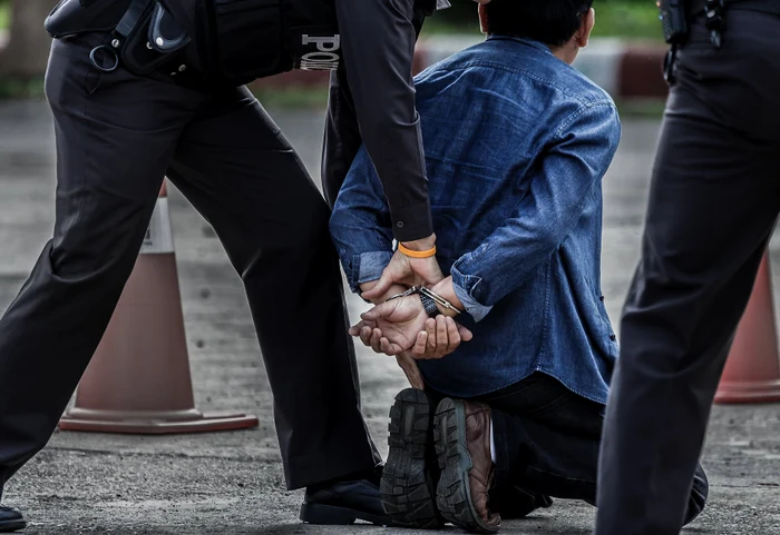 Poliţistul l-a îngenunchiat şi încătuşat pe bărbatul care a sunat la 112. Foto: arhiva adevarul.ro