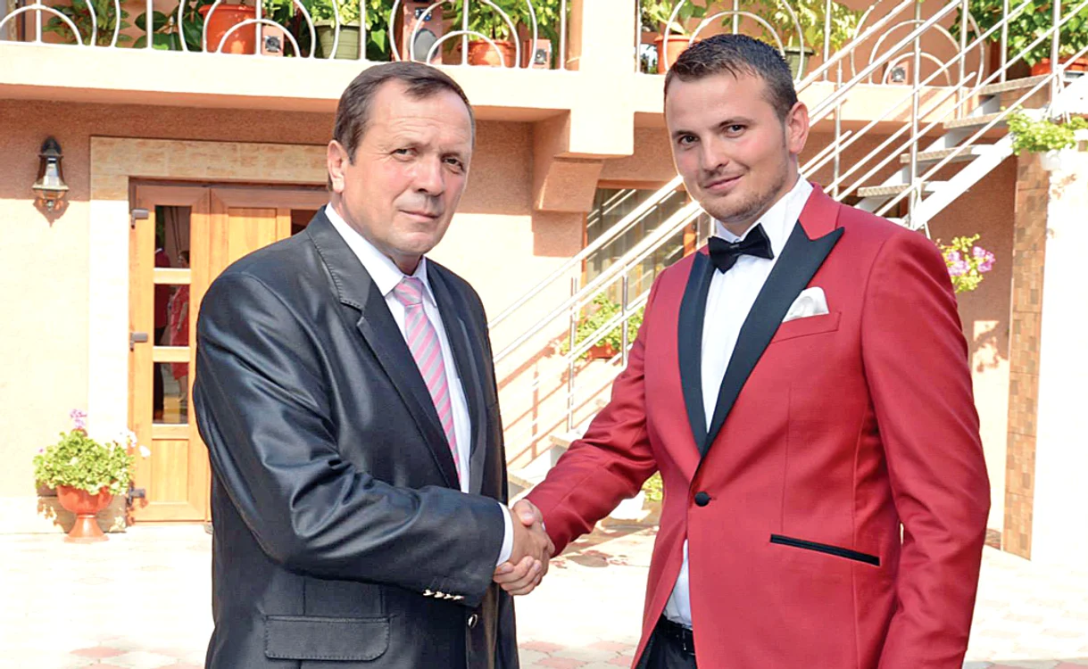 
    Ioan Toma, primarul din Brăeşti, cu fiul său Constantin Toma, viitorul candidat  