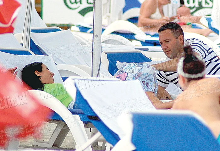 Rocsana s-a aşezat pe un şezlong vecin cu cel al iubitului. Cei doi nu şi-au dezlipit ochii unul de la altul
