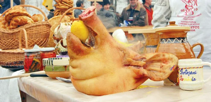 Zece porci au fost sacrificaţi pentru a pregăti specialităţile