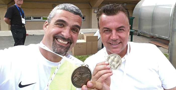 
    Enache şi Temişan, cu medaliile de bronz la gâtFoto Arhivă Personală  