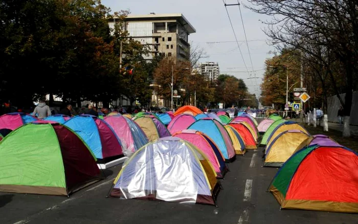 Dodon şi Usatîi au blocat centrul Chişinăului. FOTO Adevărul Moldova