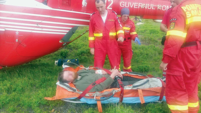 Stabil şi conştient, biologul a fost urcat de salvatori în elicopterFoto: SALVAMONT SIBIU