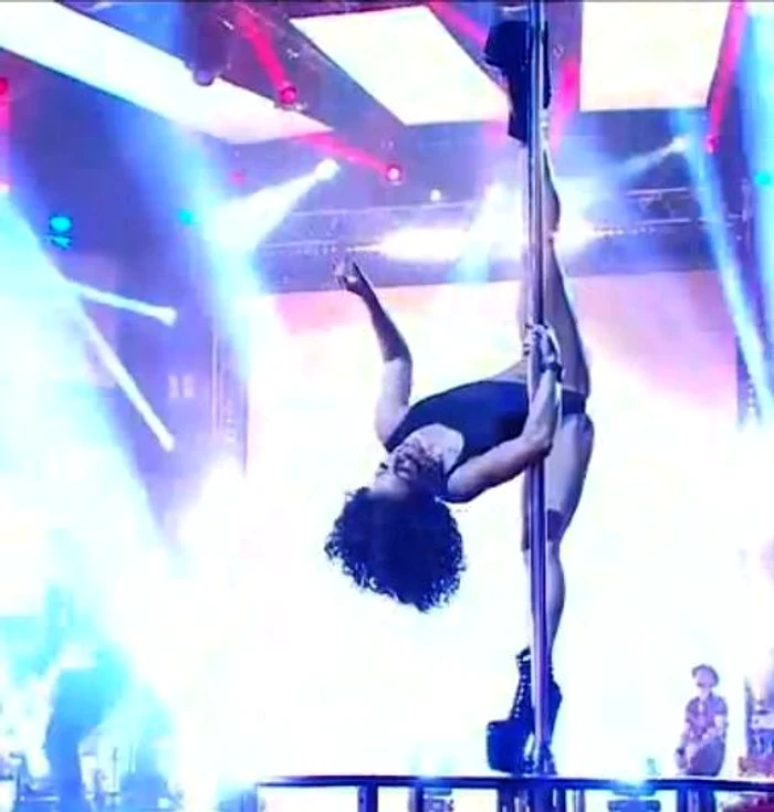 
    Larisa Bercea a făcut un show erotic la Vocea RomânieiFoto: Captură Pro TV  