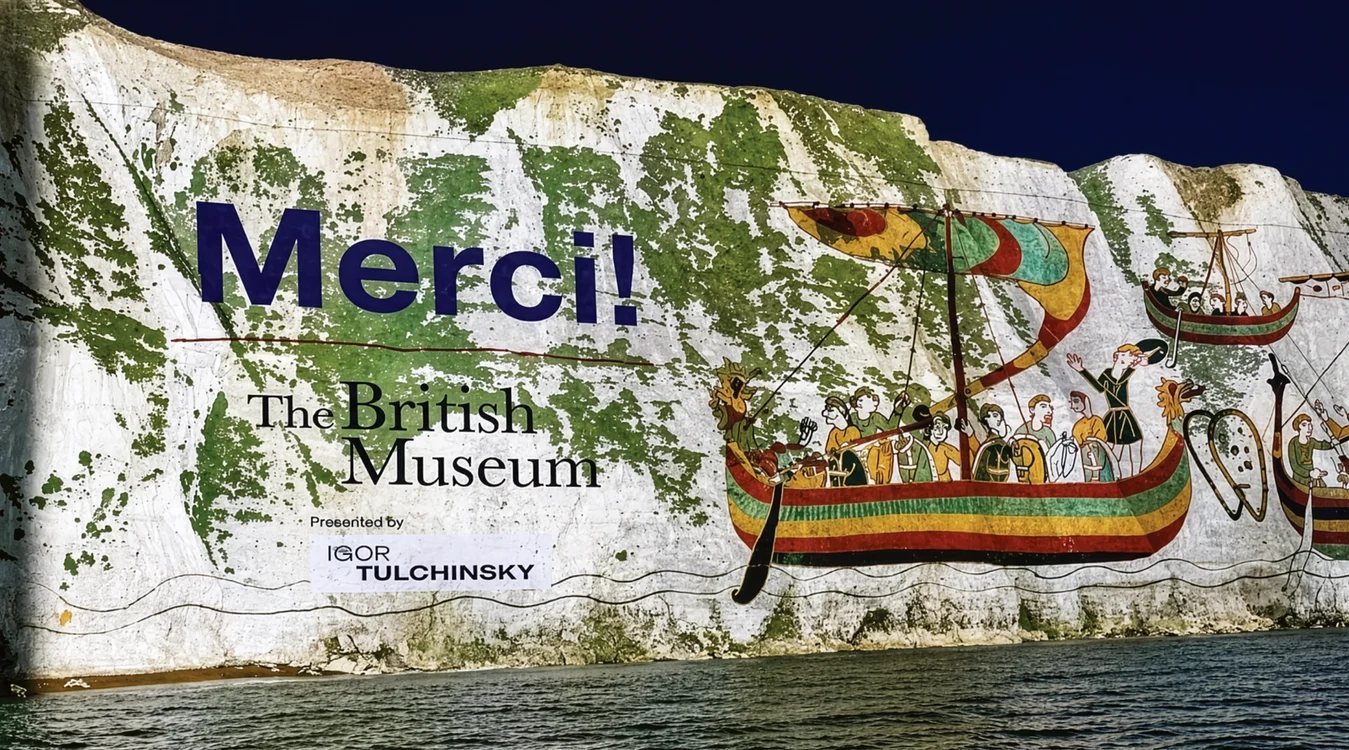 British Museum a anunţat expoziţia printr-o proiecţie pe stâncile din Dover. FOTO: Facebook