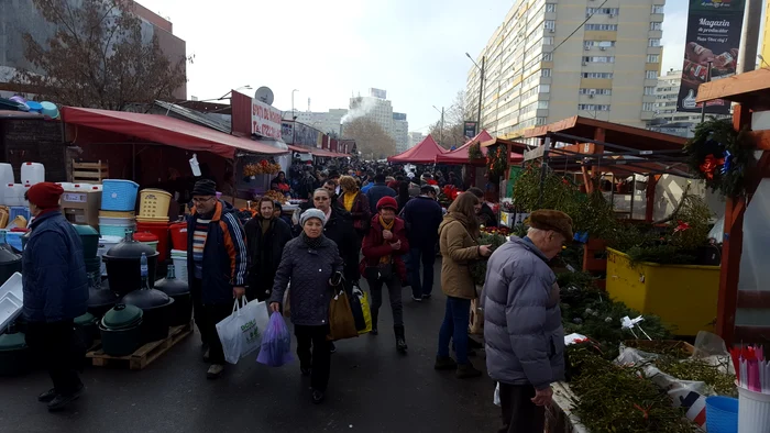 
    În Obor, lumea  cumpără orice, de  la mezeluri la braziFoto: Sever Gheorghe  