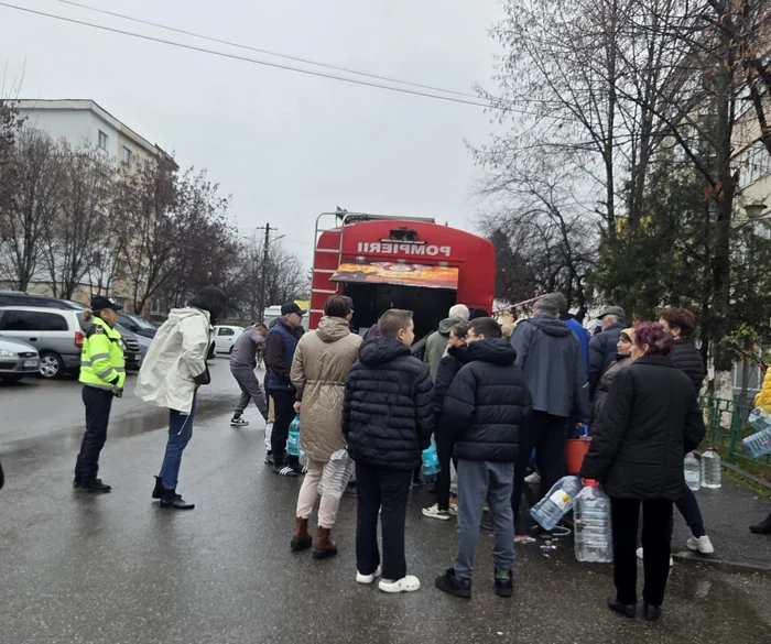 Oamenii stau la coadă la apă în Câmpina FOTO: Facebook Irina Mihaela Nistor