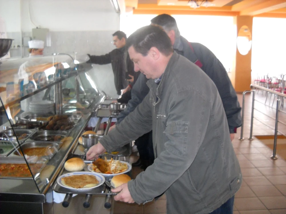 La cantină servesc masa şi persoane din afara Universităţii