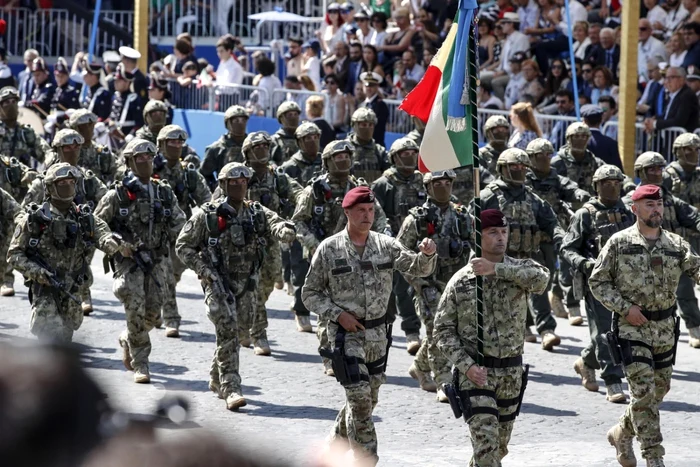 Militari italieni defilând de Ziua Republicii FOTO EPA-EFE