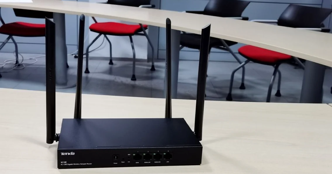 Router Tenda W18E FOTO Adrian Pogîngeanu