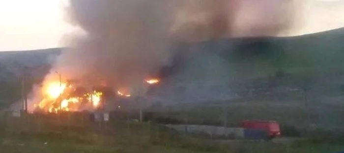 Rampa care a luat foc se află la circa 300 de metri distanţă de locuinţele de pe strada Coastei. FOTO: Adrian Dohotaru