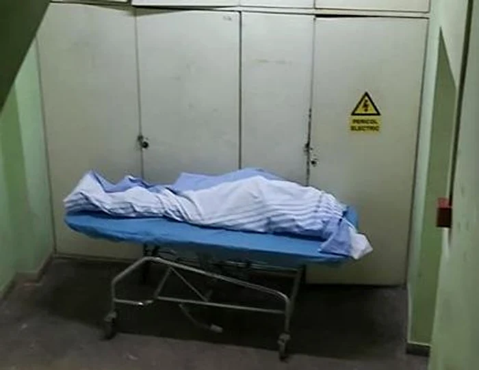 
    Un câine păzeşte un sac de gunoi pe un hol de la SUUBfoto: captura Facebook Emanuel Ungureanu  