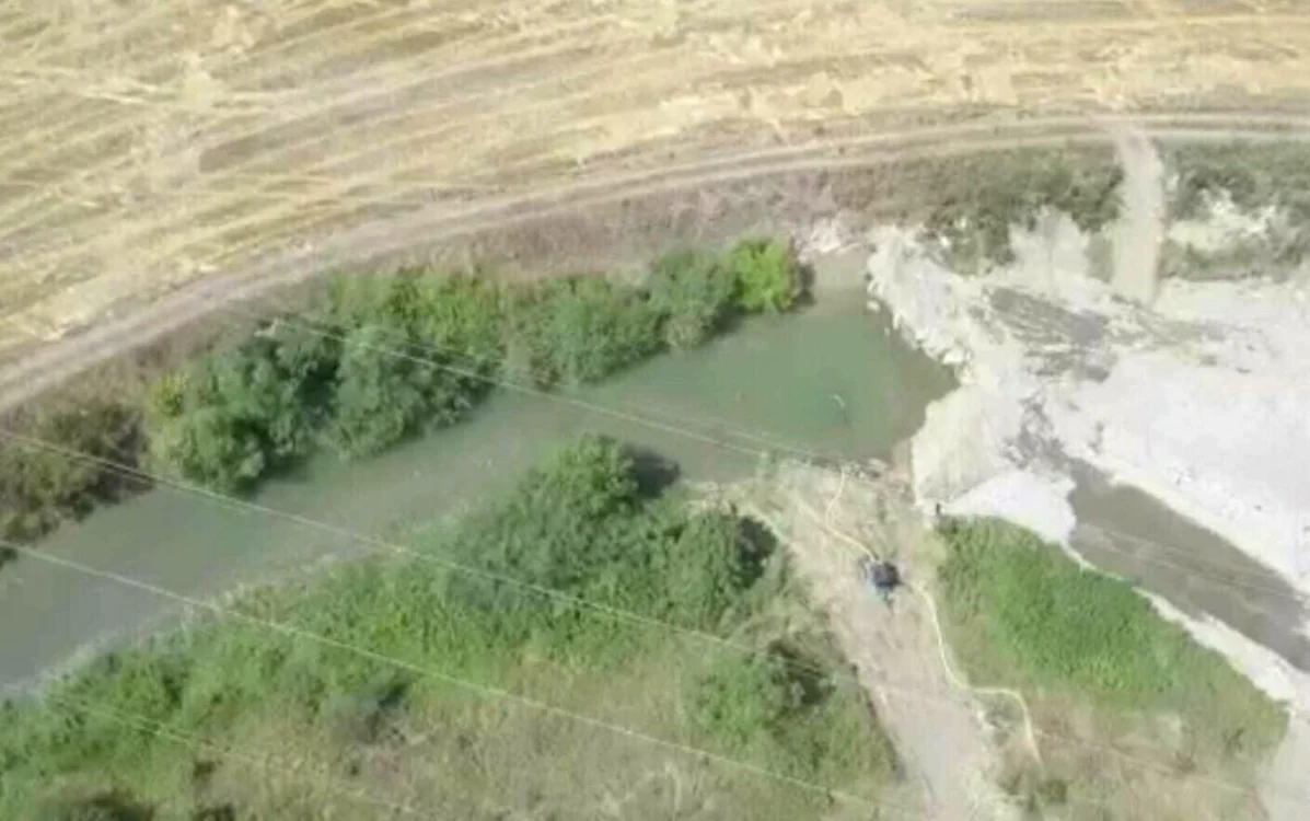 Un bărbat a oprit cursul râului Bârsa FOTO stirileprotv