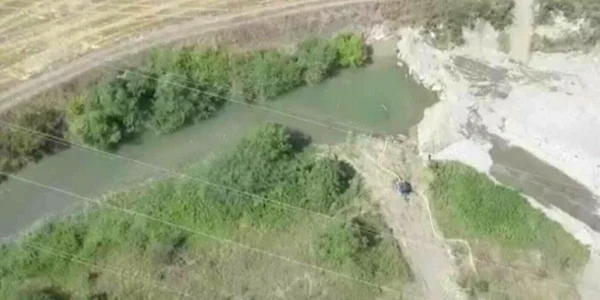 Un bărbat a oprit cursul râului Bârsa FOTO stirileprotv