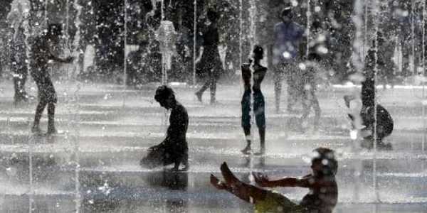 Copiii se joacă în fântâni arteziene într-o zi fierbinte de vară în Nisa pe Riviera Franceză FOTO AFP Valery Hache