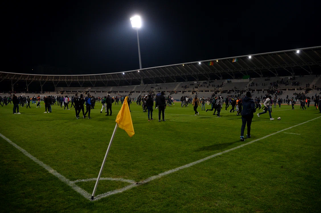 Arbitrul partidei şi-a dat repede seama că meciul nu mai poate continua şi i-a pus capăt în minutul 88