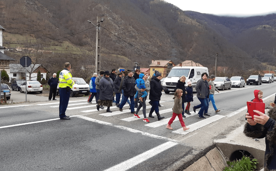 Iluminat obligatoriu pe trecerile de pietoni nesemaforizate, de pe drumurile județene și naționale