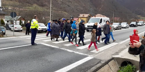 Protest inedit pe Valea Oltului în 2019 din cauza numărului mare de accidente mortale pe trecerile de pietoni Foto Nicolae Șofîlcă jpg
