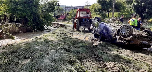 Imaginile disperării - maşină luată de ape în urma unei viituri puternice în Goleşti - Vâlcea Foto Adevărul