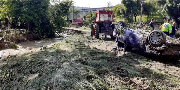 Imaginile disperării - maşină luată de ape în urma unei viituri puternice în Goleşti - Vâlcea Foto Adevărul