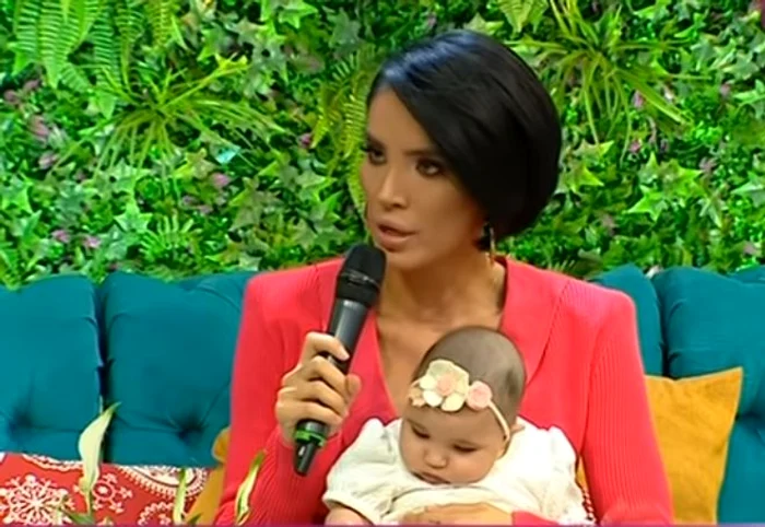 
    Fiica Adelinei Pestrițu adoră să se uite la desene animateFoto Captură Video  