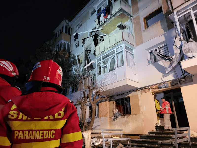 Explozie într-un bloc de locuințe din Suceava. „Sunt distrugeri și pagube materiale foarte mari”