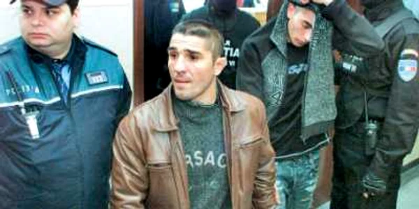 Costel Corduneanu (în geacă maro) a fost reţinut ieri  