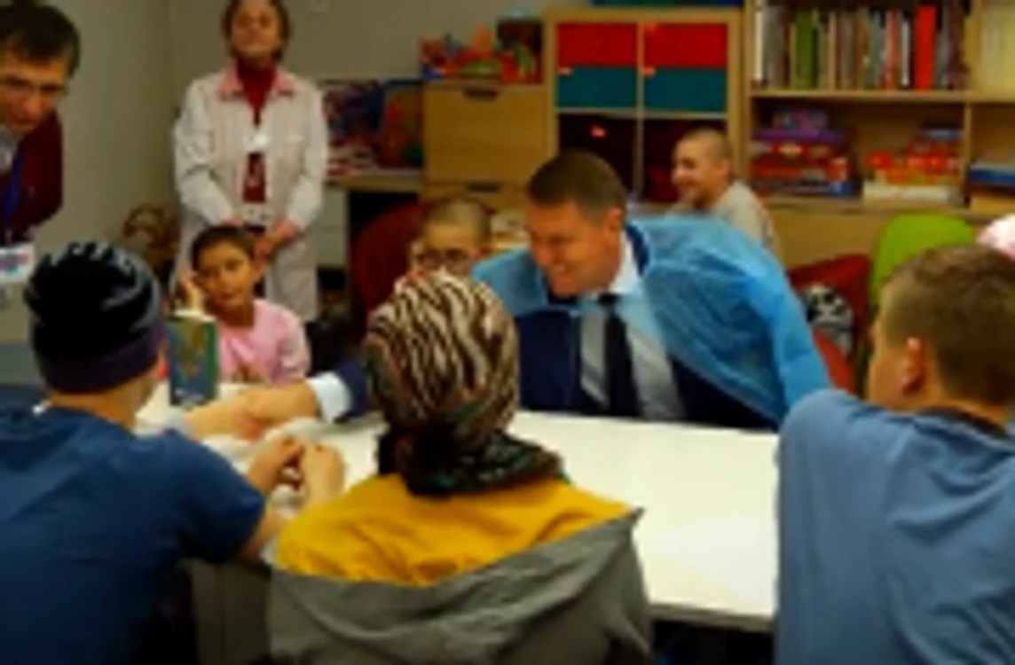 Klaus Iohannis, în vizită la clinica de oncologie FOTO Captură video Facebook