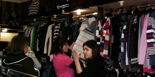 Magazile au început de azi sezonul reducerilor 