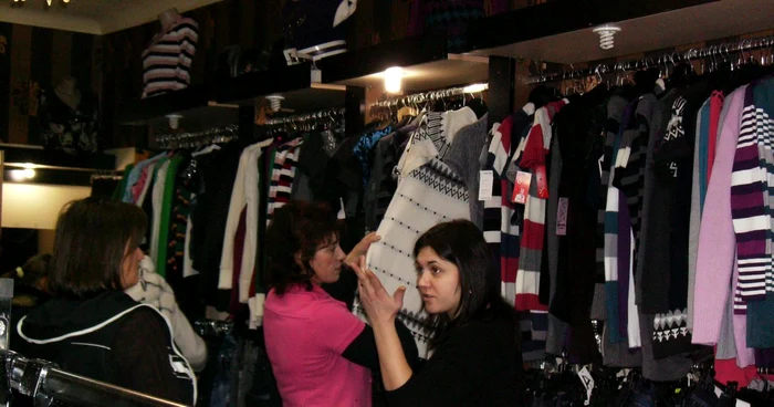 Magazile au început de azi sezonul reducerilor
