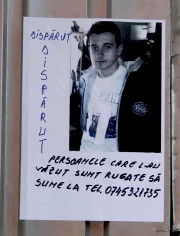 
    Părinţii băiatului au împânzit oraşul cu afişe în care cer ajutorul cetăţenilor  