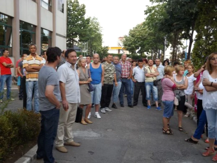 Protest în faţa sediului RAAN din Turnu Severin FOTO Corina Macavei