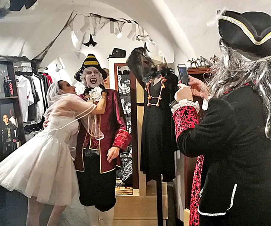 
    Turiştii îşi vor  face de cap  la noapte  